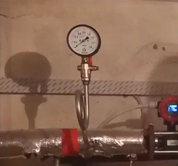 Установка манометра для измерения давления воды на водопровод